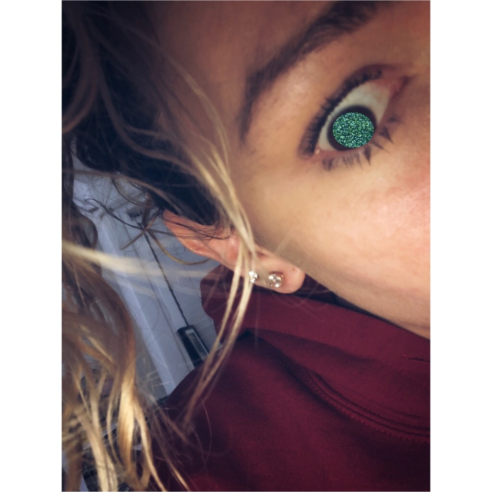 Meet your Posher, Mona